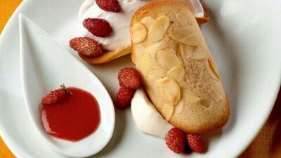 Tegoline bisküvisi üzerinde muskat şaraplı mousse