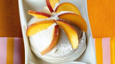 Köpürtülmüş yoğurtlu mereng