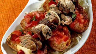 Domatesli bruschetta üzerinde karışık et şiş...