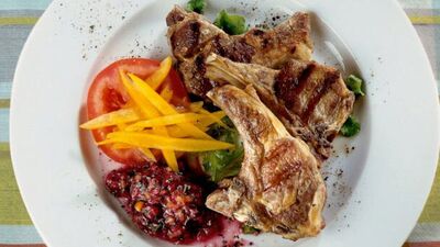 Frambuaz soslu kuzu pirzola