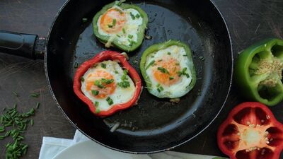 Omlet, közlenmiş kırmızıbiber ve soğan sote ile