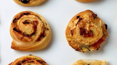 Peynirli minik makaralar...