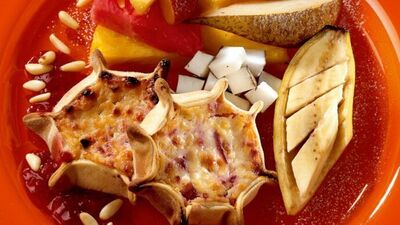 Ricotta peynirli ve karışık meyveli hamur sepetleri