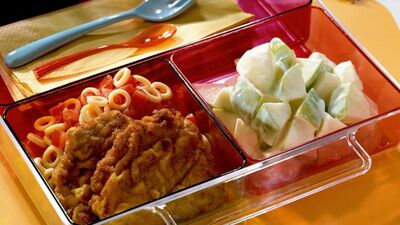 Domatesli makarna salatası ve pirzola + yoğurtlu elma