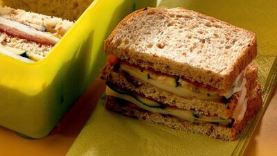 Izgara sebzeli ve peynirli sandviç + salata