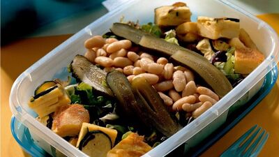 Sebzeli omlet + kurufasulye salatası