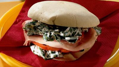 Ricotta peynirli ve ıspanaklı sandviç + meyve salatası