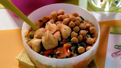 Tavuklu nohutlu pirinç salatası + taze meyve