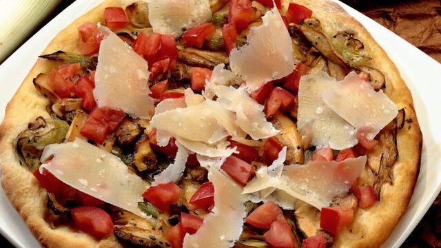 Parmesan peynirli vejetaryen pizza