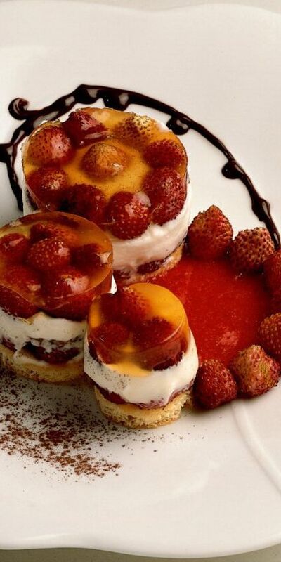 Ricotta peynirli ve çilekli mini tartlar