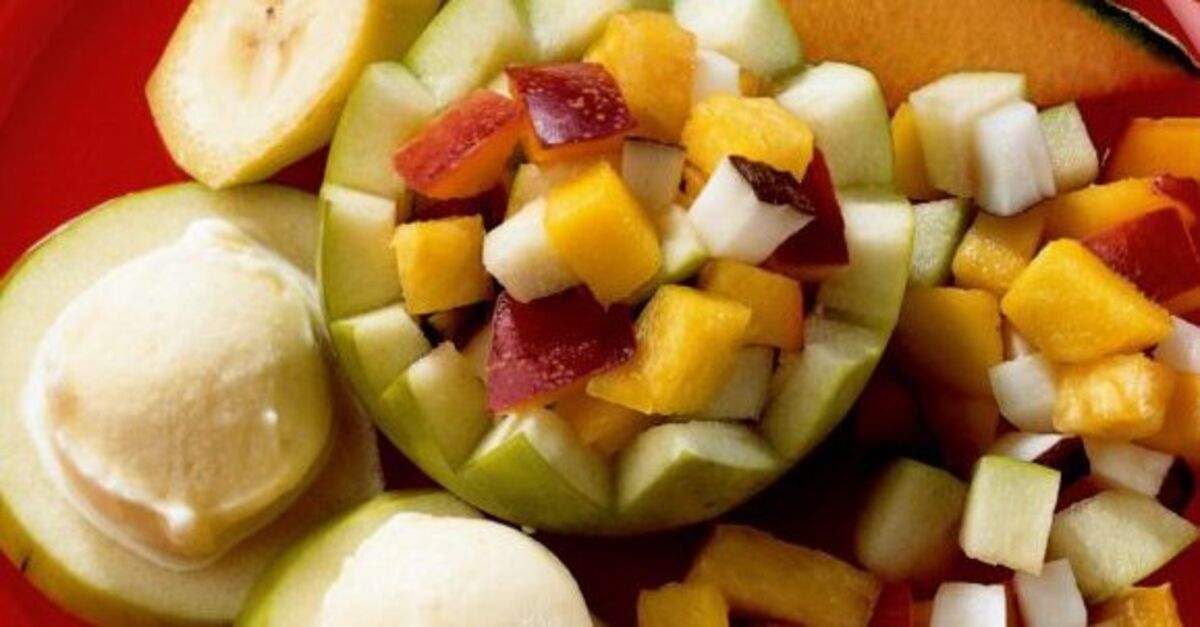 Elma kupta meyve salatası