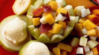 Elma kupta meyve salatası