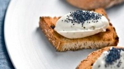 Aromatik otlarla çeşnilendirilmiş krem peynir