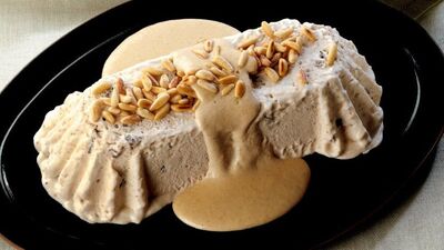 Barbunya püreli ve kuru mürdümerikli semifreddo, fıstık sos ile