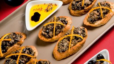 Siyah zeytinli crostini