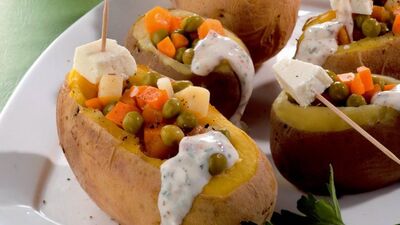 Yoğurt soslu patates sepeti