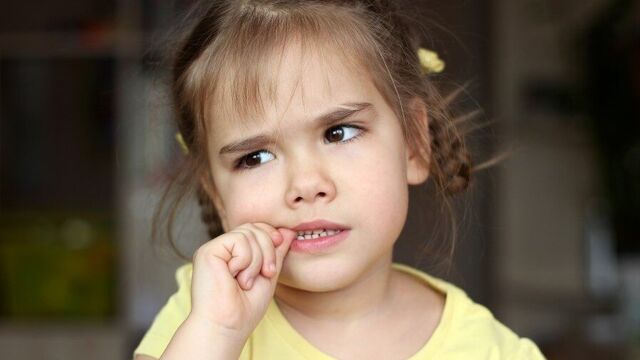 Tırnak yiyen çocuğa nasıl davranmalıyız?