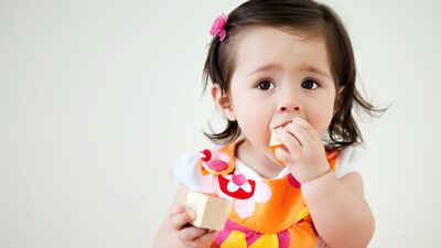 Bebeğiniz etrafında gördüğü her şeyi ağzına mı atıyor?