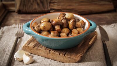 Tavada kızarmış ekmek ve sote mantar