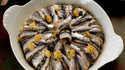 Hardal otu ile fırınlanmış hamsi