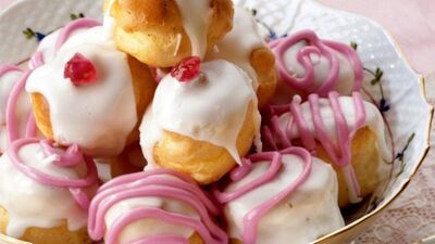 Beyaz ve pembe kremalı profiterol