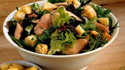 Lavanta kokulu, krutonlu ve tavuklu salata...