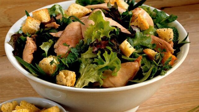 Lavanta kokulu, krutonlu ve tavuklu salata...