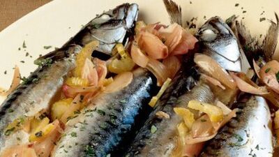 Tavada uskumru ve arpacıksoğanlı vinaigret