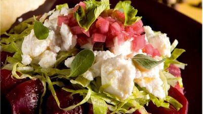 Zeytin ve Beyaz Peynirli Fırında Pancar Salata