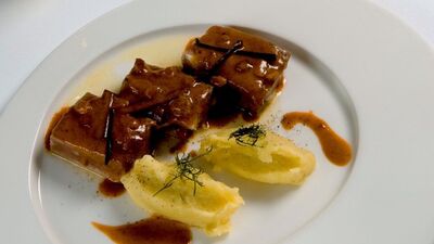 Sığır kaburgası, kuru üzüm sosu ile