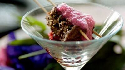 Bonfile şişler ve ılık noodle salatası