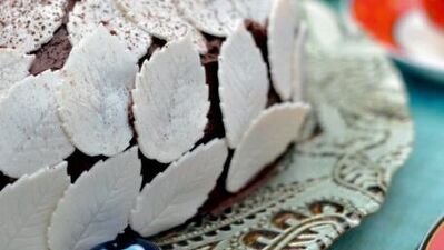 Gül yapraklı çikolatalı pasta