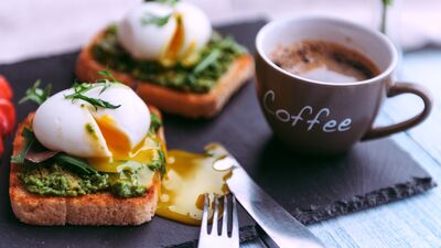 Poşe yumurta ve sebzeler