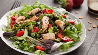 Tavuklu ve çilekli salata