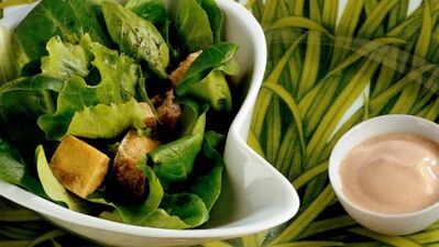 Kızartılmış tofu ve yeşillik