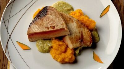 Tuna balığı, balkabağı püresi ve roka salsa