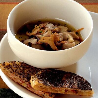 Mantar çorbası ve elmalı milföy çörekler