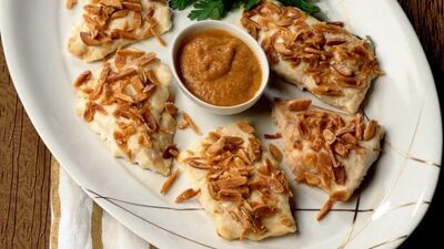 Badem kıtırlı sinarit ve karides bisküvi sos