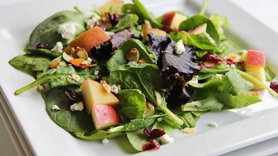 Elma ve keçi peyniri salatası