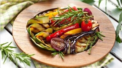 Közlenmiş patlıcan püreli karışık sebze salatası