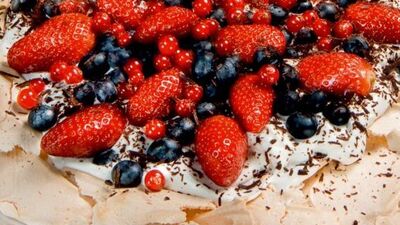 Taze meyveli pavlova