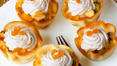 Sepetlerde meyve salatası...