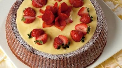 Beyaz çikolata kremalı ve çilekli tart