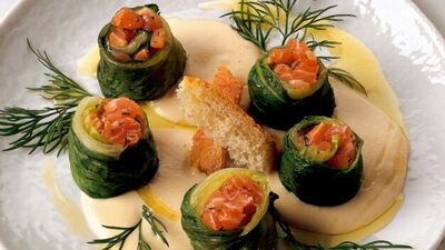 Dereotuyla marine edilmiş ve pazıyla sarılmış somon