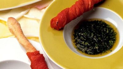 Carpaccio ile sarılı grisini ve taze baharat sosu