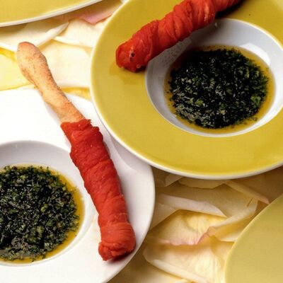 Carpaccio ile sarılı grisini ve taze baharat sosu
