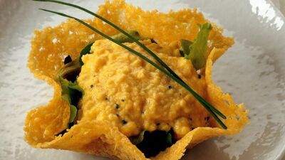 Kıtır parmesan sepetinde frenksoğanlı çırpılmış yumurta