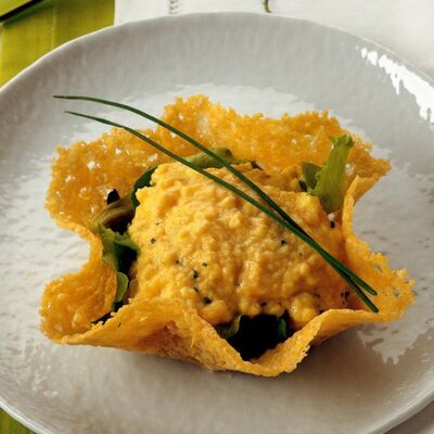 Kıtır parmesan sepetinde frenksoğanlı çırpılmış yumurta