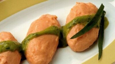 Bezelye soslu ve somonlu quenelle