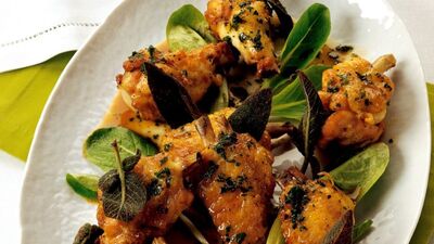 Adaçayı ile marine edilmiş tavuk budu...